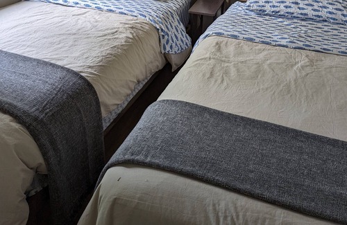 Winnipeg Beach Cabaña | The Bluebell Hideaway; 4 Bedroom Cozy Cottage, 5 min walk to beach!