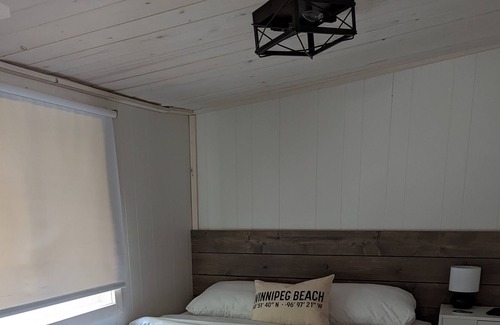 Winnipeg Beach Cabaña | The Bluebell Hideaway; 4 Bedroom Cozy Cottage, 5 min walk to beach!