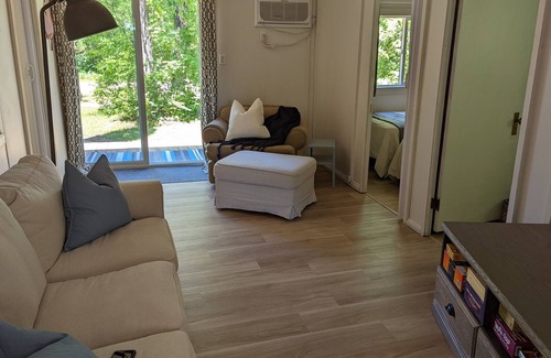 Winnipeg Beach Cabaña | The Bluebell Hideaway; 4 Bedroom Cozy Cottage, 5 min walk to beach!