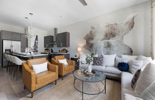 Katie Hill Neighborhood Casa | The Bluebell - Rooftop Lounge with Hot Tub
