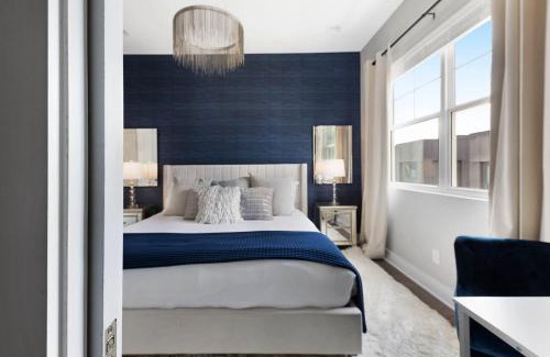 Katie Hill Neighborhood Casa | The Bluebell - Rooftop Lounge with Hot Tub