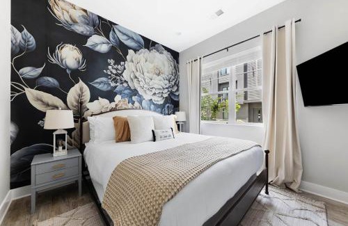 Katie Hill Neighborhood Casa | The Bluebell - Rooftop Lounge with Hot Tub