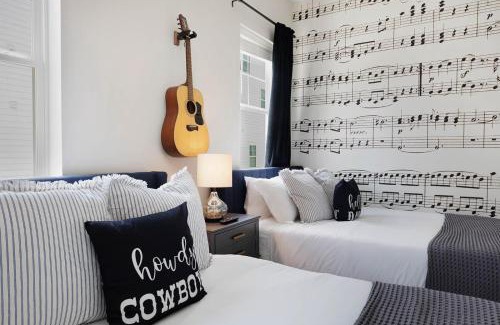 Katie Hill Neighborhood Casa | The Bluebell - Rooftop Lounge with Hot Tub