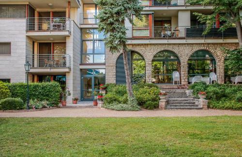 Balatonfured Apartamento | The Bluedeck Wellness Apartment