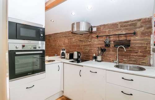 Blakeney Cabaña | THE BOAR, character holiday cottage, with hot tub in Blakeney