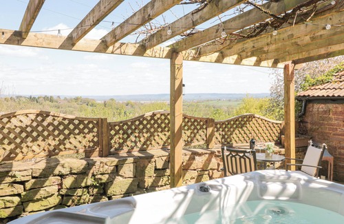 Blakeney Cabaña | THE BOAR, character holiday cottage, with hot tub in Blakeney