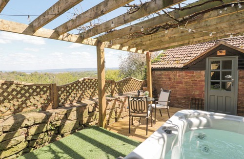 Blakeney Cabaña | THE BOAR, character holiday cottage, with hot tub in Blakeney