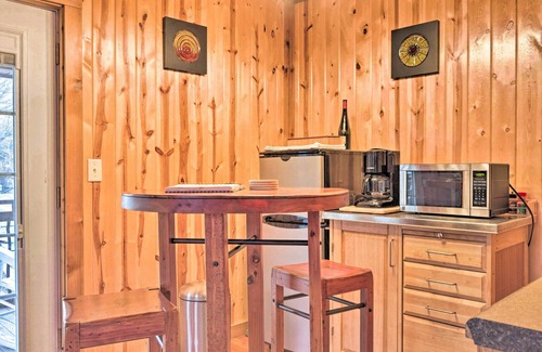 Hot Springs Apartamento | 'The Boat House' Creekside Escape in Hot Springs!