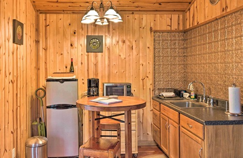 Hot Springs Apartamento | 'The Boat House' Creekside Escape in Hot Springs!