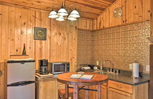Hot Springs Apartamento | 'The Boat House' Creekside Escape in Hot Springs!