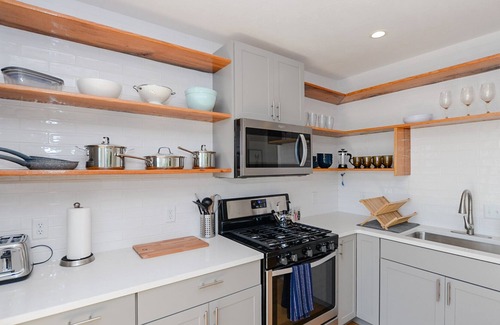 Romulus Cabaña | The Boat House: Wine Country and Lake Living - ¡Recientemente remodelado!
