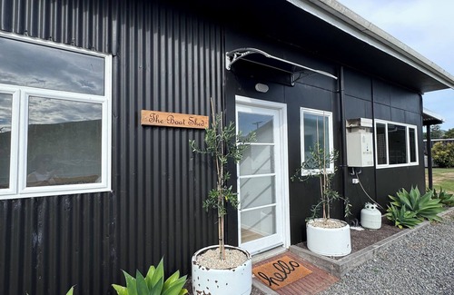 Tolaga Bay Apartamento | The Boat Shed is a boutique, rustic style 2 bedroom studio close to the river.