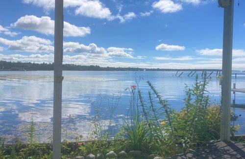 Cedarville Casa | The Boathouse - Lakeside Cottage