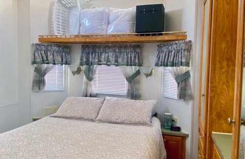 Cedarville Casa | The Boathouse - Lakeside Cottage