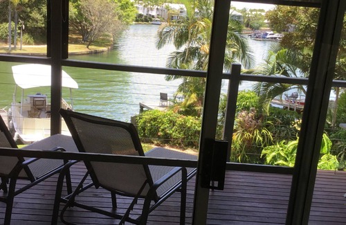 Noosaville Apartamento | The Boathouse: relájate frente al canal con un embarcadero