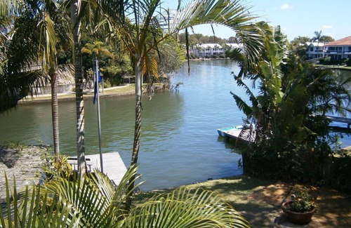 Noosaville Apartamento | The Boathouse: relájate frente al canal con un embarcadero
