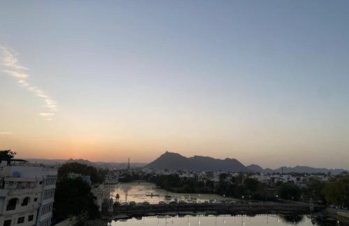 Lake Swaroop Sagar Cama Y Desayuno | The Boho Royal Udaipur