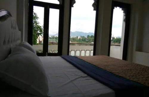 Lake Swaroop Sagar Cama Y Desayuno | The Boho Royal Udaipur