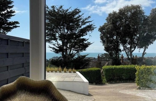 Hythe Casa | The Bolt Hole Hythe panoramic sea views, parking, garden, 5 min to eurotunnel