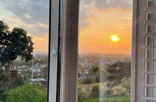 Hythe Casa | The Bolt Hole Hythe panoramic sea views, parking, garden, 5 min to eurotunnel