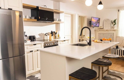 Shaughnessy Village Apartamento | The Bordeaux - 4 bedrooms, 1,5 baths Apartment in Montréal Downtown With Parking