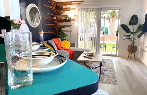 Gainesville Apartamento | The Botanical Retreat, King Comfort & Poolside Peace