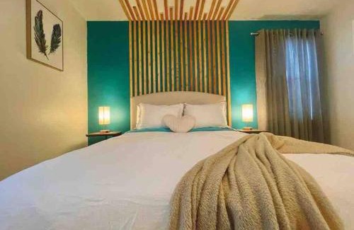 Gainesville Apartamento | The Botanical Retreat, King Comfort & Poolside Peace
