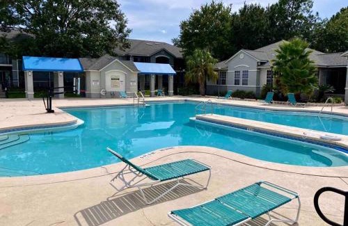 Gainesville Apartamento | The Botanical Retreat, King Comfort & Poolside Peace