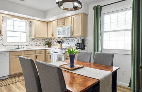 Bloomington Condominio | The Bougie Bloomington - Charming 2-bedroom condo in Bloomington