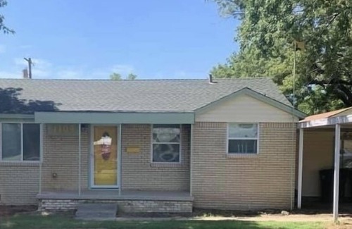 Del City Casa | The Bovine Cottage- Centrally located to major sight seeing, hospitals, and TAFB