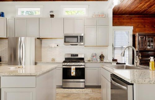 Seguin Casa | The Bowie Grand - Historic Comfort in Seguin