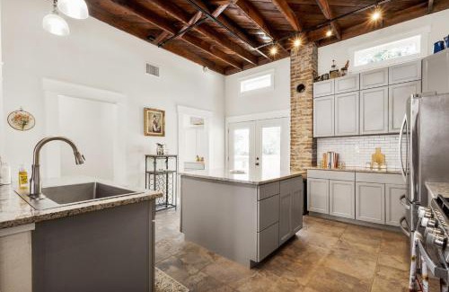 Seguin Casa | The Bowie Grand - Historic Comfort in Seguin