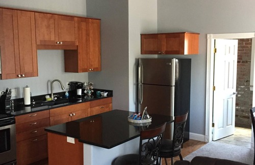 Iola Apartamento | La Suite Bowlus en la plaza histórica de Iola, Kansas.