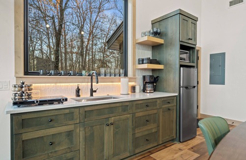 Hot Springs Cabina | The Bramble Treehouse, Hot Tub, Sleeps 2