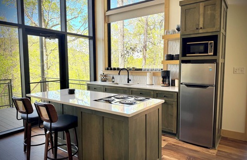 Hot Springs Cabina | The Bramble Treehouse, Hot Tub, Sleeps 2