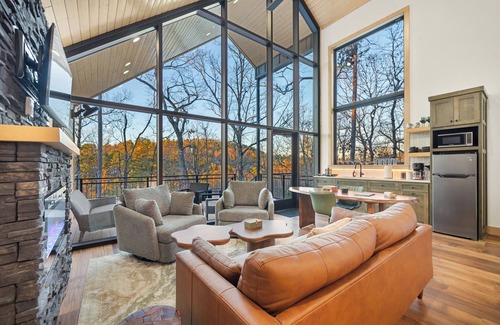 Hot Springs Cabina | The Bramble Treehouse, Hot Tub, Sleeps 2