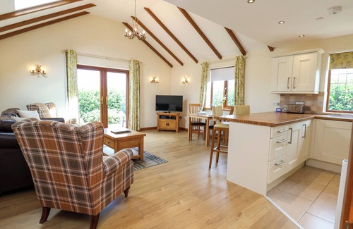 Overton-on-dee Cabaña | THE BRAMBLES, pet friendly, with a garden in Holt, North Wales