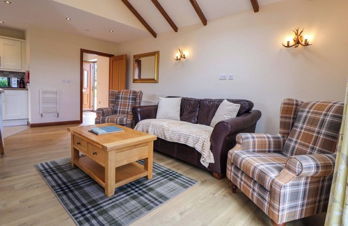Overton-on-dee Cabaña | THE BRAMBLES, pet friendly, with a garden in Holt, North Wales