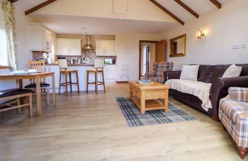Overton-on-dee Cabaña | THE BRAMBLES, pet friendly, with a garden in Holt, North Wales
