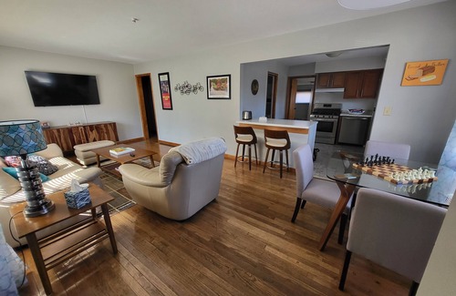 Bloomington Casa | The Bread & Butter-Near IU-2 Kings-1 Qu.-7 Parking Spaces and Bicycles!