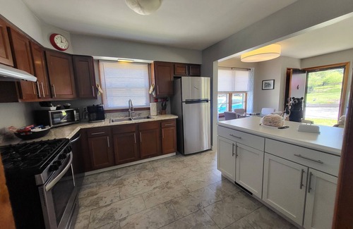 Bloomington Casa | The Bread & Butter-Near IU-2 Kings-1 Qu.-7 Parking Spaces and Bicycles!