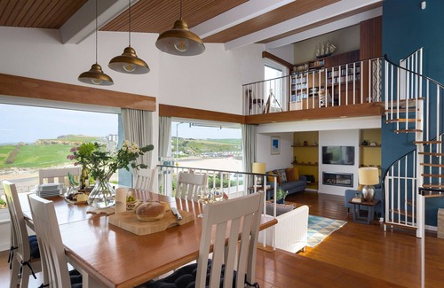 Porth Casa | The Breakers offers exceptionally flexible and spacious accommodation with five bedrooms and four ba