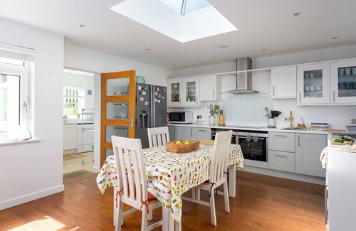 Porth Casa | The Breakers offers exceptionally flexible and spacious accommodation with five bedrooms and four ba