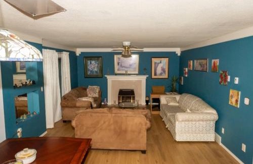 Townline Hill Cama Y Desayuno | The Breakfast Suite with 2 Queen beds in Fraser Valley Getaway R1