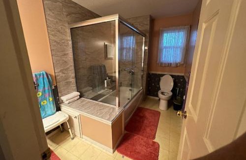 Townline Hill Cama Y Desayuno | The Breakfast Suite with 2 Queen beds in Fraser Valley Getaway R1