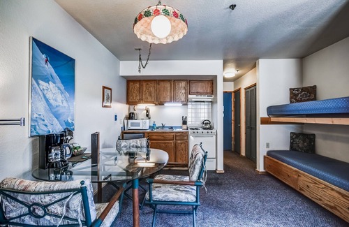 Kirkwood Condominio | "Estudio de esquina brillante"