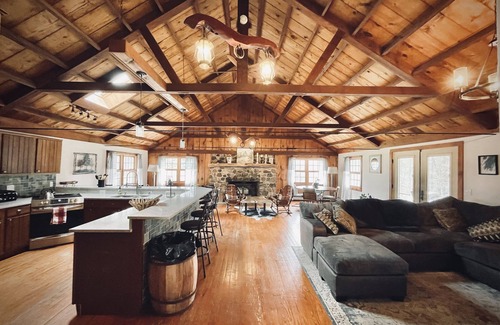 Honeoye Cabina | The Bristol Lodge with hot tub, and game room
