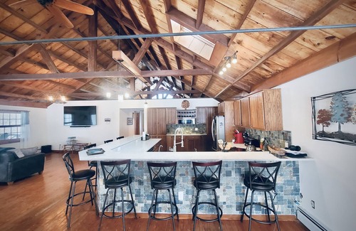 Honeoye Cabina | The Bristol Lodge with hot tub, and game room