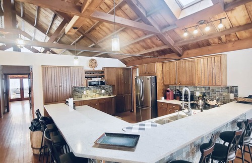 Honeoye Cabina | The Bristol Lodge with hot tub, and game room