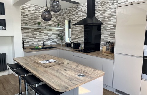 Herne Bay Casa | The Broadway Beach Homes Airbnb With Hot tub
